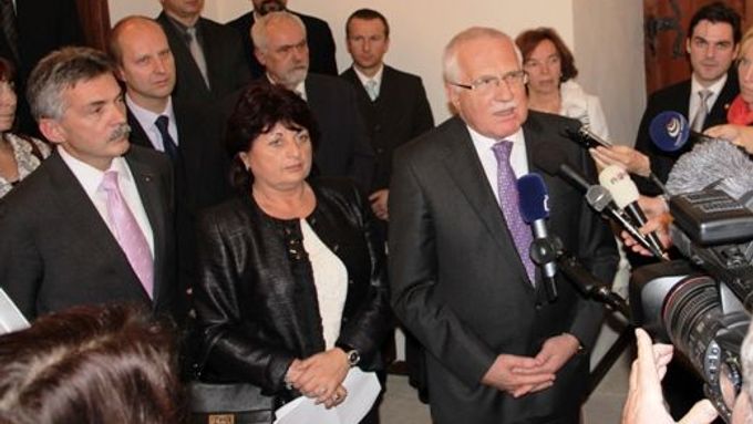 Prezident Klaus v Ústeckém kraji: na snímku vedle něj hejtmanka Jana Vaňhová a starosta Rumburku Jaroslav Sykáček. Na setkání s občany Šluknovska nedošlo.
