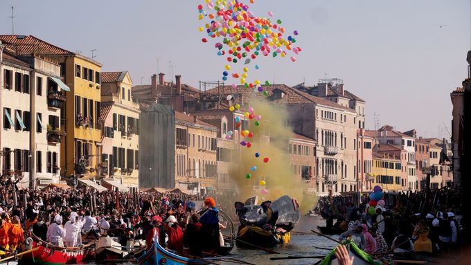 V Benátkách právě probíhá každoroční karneval, který do města láká velké množství turistů.