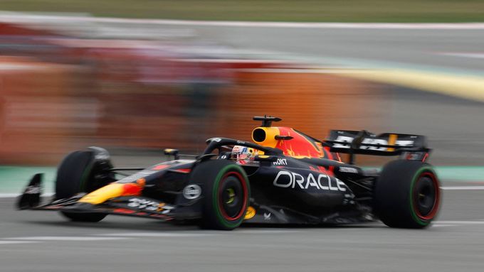 Max Verstappen v Red Bullu během kvalifikace na VC Španělska F1 2023