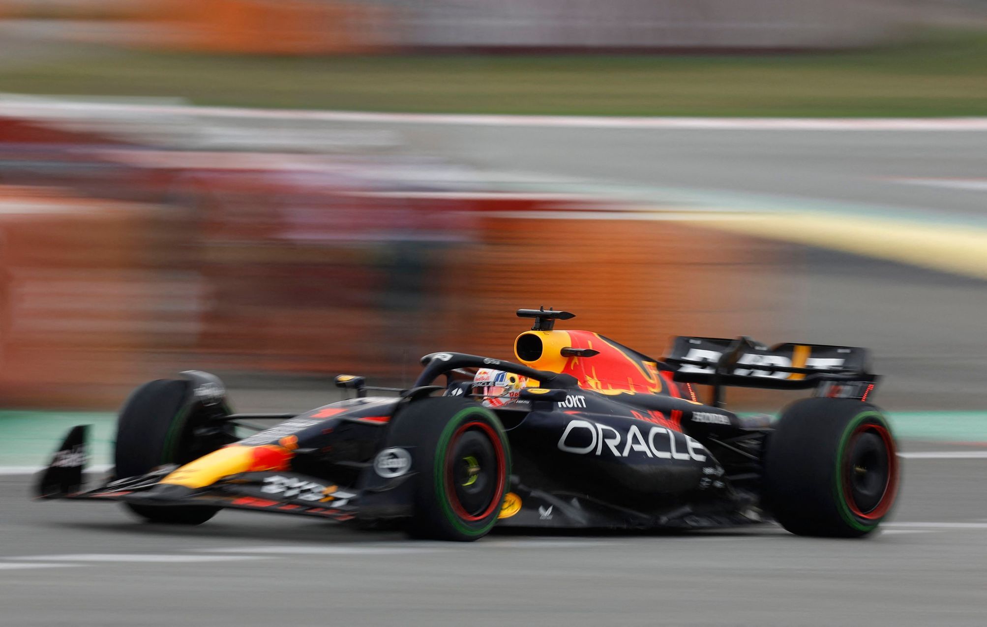 Max Verstappen v Red Bullu během kvalifikace na VC Španělska F1 2023