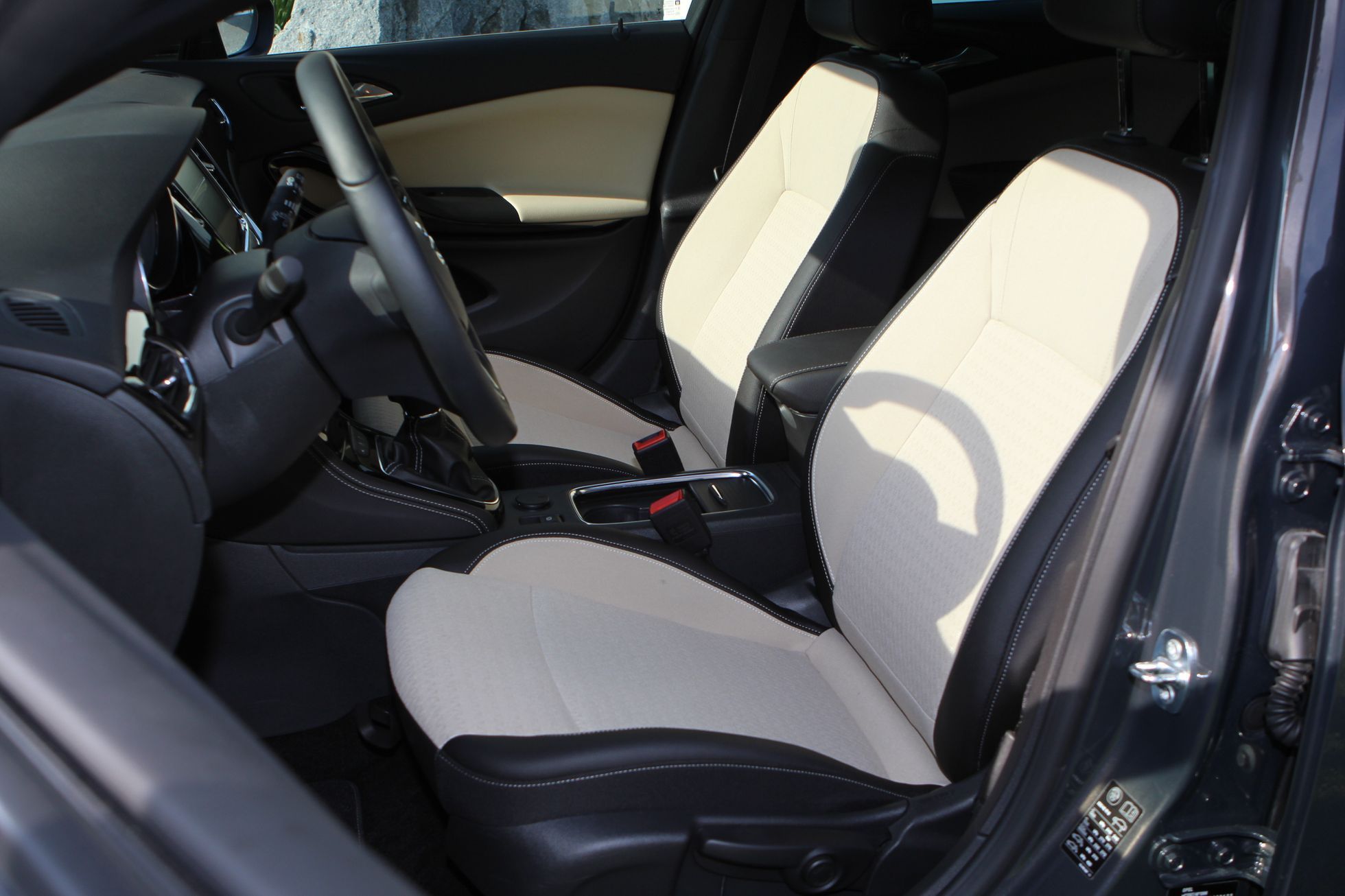 Opel Astra 2015 - přední sedačky