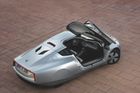 Volkswagen XL1 - Koncern chtěl stvořit auto, které konzumuje méně než litr paliva na 100 km. Vznikl tento plug-in hybrid vypadající jako by přijel z výstavy konceptů budoucnosti. Vůz postavený z uhlíkového vlákna, s výklopnými dveřmi a kamerami místo zpětných zrcátek se ale vyráběl sériově. Minimálně jeden jezdí také v Česku.