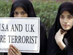 Íránské dívky protestují před velvyslanectvím Británie v Zeheránu proti izraelské ofenzívě v Libanonu.