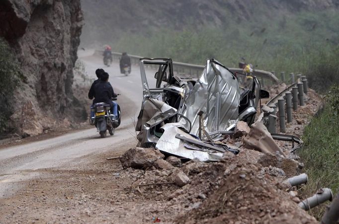 A damaged car lies in the debris of a landslide caused by Saturday's earthquake on a road to Lingguan township, in Baoxing county in Ya'an, Sichuan province April 22, 2013. The 6.6 magnitude quake struck in Lushan county, near the city of Ya'an in the southwestern province of Sichuan, close to where a devastating 7.9 quake hit in May 2008, killing 70,000. The earthquake killed at least 186 people and injured more than 11,000, state media said. REUTERS/Jason Lee (CHINA - Tags: DISASTER ENVIRONMENT) Published: Dub. 22, 2013, 1:25 odp.