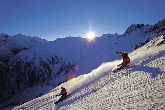 Snowboarding v prvních paprscích slunce v tyrolském Zillertalu