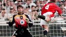 Pavel Srníček (Newcastle) - Nicky Butt (Manchester United), 1996