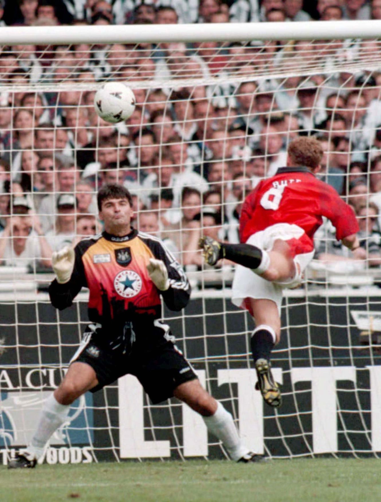 Pavel Srníček (Newcastle) - Nicky Butt (Manchester United), 1996