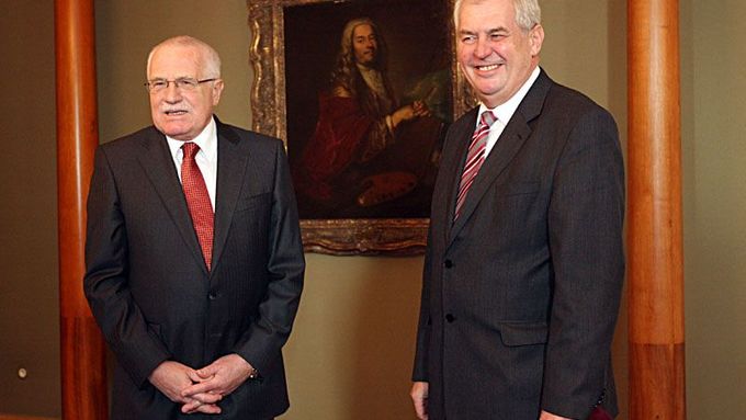 Exprezident a prezident dnes debatovali v pražském paláci Žofín o euru, bankách i revoluci v roce 1989.