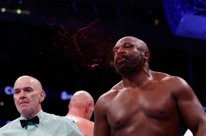 Zraněný Derek Chisora v zápase o titul šampiona WBC s Tysonem Furym