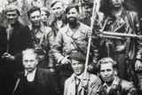 Štáb 1. československé partyzánské brigády Jana Žižky. Její velitel Dajan Bajanovič Murzin (1921-2012) je na snímku zachycen v tmavém koženém kabátě.