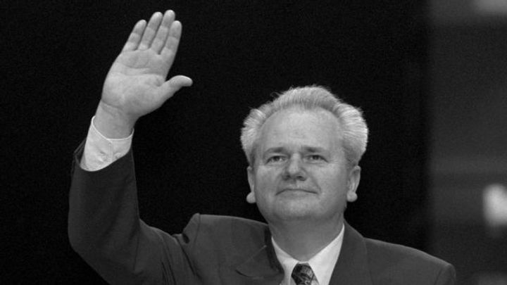 Foto: Pád srbského nacionalisty. Miloševiče rozdrtila buldozerová revoluce
