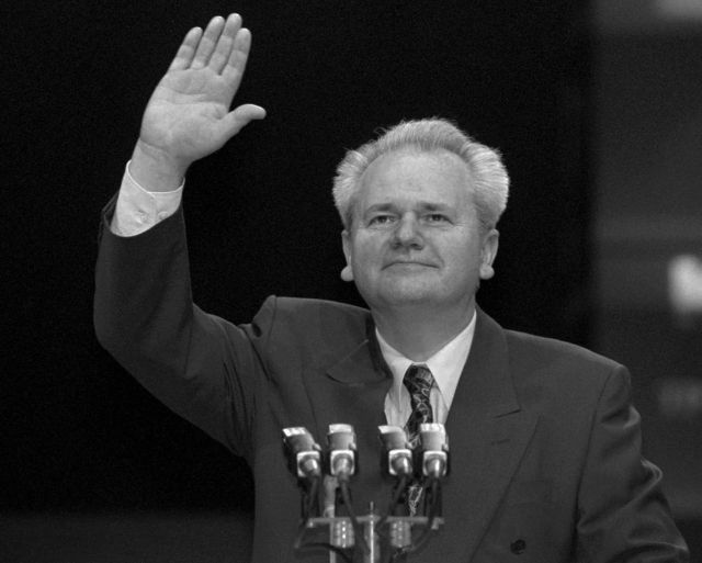 Srbský prezident Slobodan Miloševič na kongresu své strany v březnu 1996