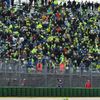 Valentino Rossi na Yamaze jede před svými fanoušky v závodě MotoGP v Misanu