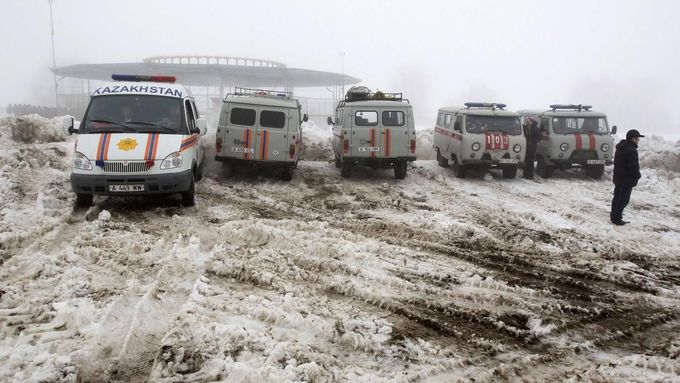 Vozidla záchranářů na místě leteckého neštěstí poblíž kazašského Almaty.