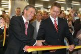 Pražský primátor Pavel Bém (vlevo) a ředitel dopravního podniku Martin Dvořák stříhají pásku ve stanici Letňany.