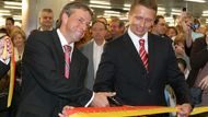 Pražský primátor Pavel Bém (vlevo) a ředitel dopravního podniku Martin Dvořák stříhají pásku ve stanici Letňany.