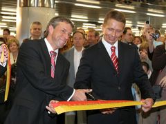 Pražský primátor Pavel Bém (vlevo) a ředitel dopravního podniku Martin Dvořák stříhají pásku ve stanici Letňany.
