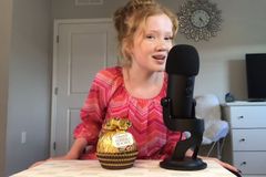 Náctiletá dívka točí videa, která vyvolávají "mozkový orgasmus". YouTube je teď maže