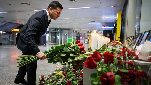 Ukrajinský prezident Volodomyr Zelenskyj na Ukrajině pokládá květiny k památníku obětí zříceného boeingu.