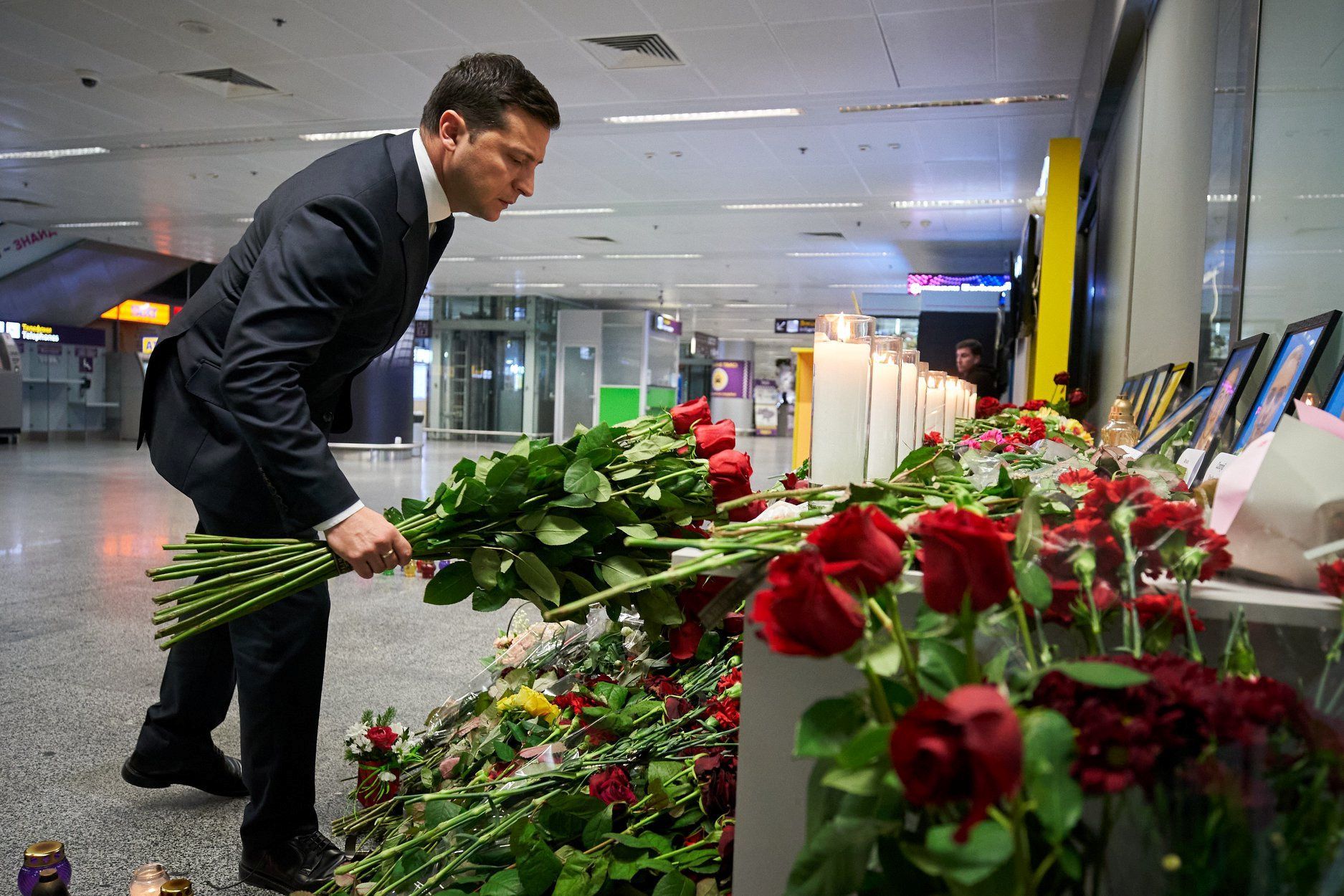 Ukrajinský prezident Volodomyr Zelenskyj pokládá květiny k památníku obětí zříceného boeingu