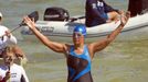 Endurance swimmer Diana Nyad waves to her team after swimming a short distance from a support boat to shore in Key West, Florida in this August 21, 2012 handout photo. Nyad failed in a fourth attempt to complete a swim across the Florida Straits from Cuba to the Florida Keys. REUTERS/Andy Newman/Florida Keys News Bureau/Handout (UNITED STATES - Tags: PROFILE SPORT SOCIETY) THIS IMAGE HAS BEEN SUPPLIED BY A THIRD PARTY. IT IS DISTRIBUTED, EXACTLY AS RECEIVED BY REUTERS, AS A SERVICE TO CLIENTS. FOR EDITORIAL USE ONLY. NOT FOR SALE FOR MARKETING OR ADVERTISING CAMPAIGNS Published: Srp. 21, 2012, 10:40 odp.