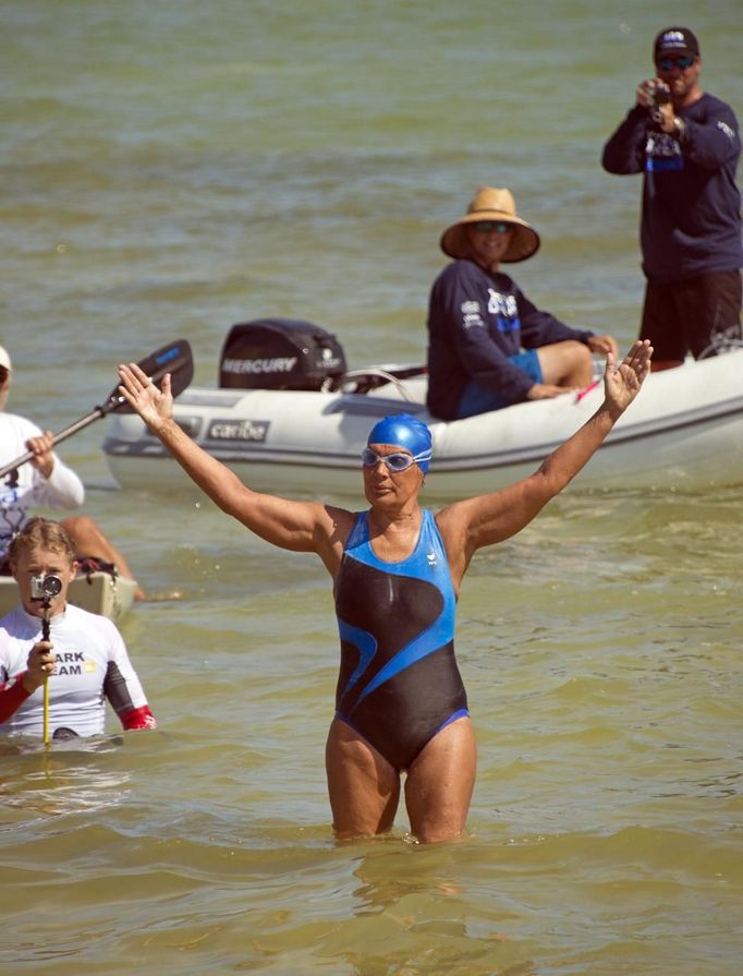 Endurance swimmer Diana Nyad waves to her team after swimming a short distance from a support boat to shore in Key West, Florida in this August 21, 2012 handout photo. Nyad failed in a fourth attempt to complete a swim across the Florida Straits from Cuba to the Florida Keys. REUTERS/Andy Newman/Florida Keys News Bureau/Handout (UNITED STATES - Tags: PROFILE SPORT SOCIETY) THIS IMAGE HAS BEEN SUPPLIED BY A THIRD PARTY. IT IS DISTRIBUTED, EXACTLY AS RECEIVED BY REUTERS, AS A SERVICE TO CLIENTS. FOR EDITORIAL USE ONLY. NOT FOR SALE FOR MARKETING OR ADVERTISING CAMPAIGNS Published: Srp. 21, 2012, 10:40 odp.