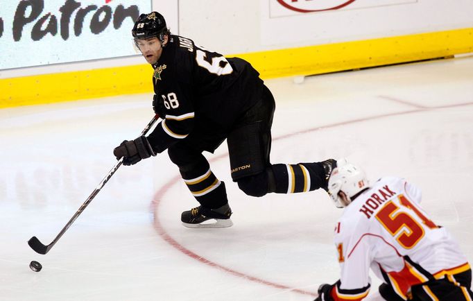 Jaromír Jágr vede puk před Romanem Horákem z Calgary