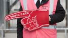 An Olympic Steward gives directions at the Westfield Shopping Centre, a major gateway for visitors to the London 2012 Olympic Park, in Stratford, east London July 19, 2012. REUTERS/Neil Hall (BRITAIN - Tags: SPORT OLYMPICS) Published: Čec. 19, 2012, 12:53 odp.