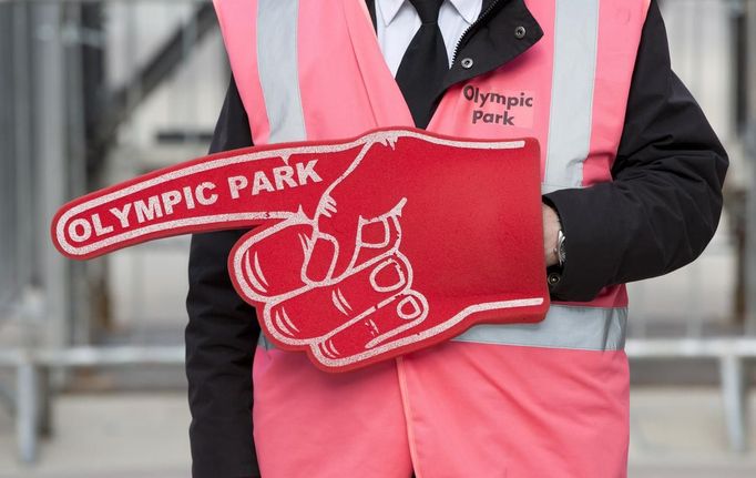 An Olympic Steward gives directions at the Westfield Shopping Centre, a major gateway for visitors to the London 2012 Olympic Park, in Stratford, east London July 19, 2012. REUTERS/Neil Hall (BRITAIN - Tags: SPORT OLYMPICS) Published: Čec. 19, 2012, 12:53 odp.