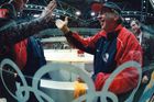 Jeho trenérem byl Ivan Hlinka (vlevo). Právě si plácnul na střídačce s masérem Šaškem. Hlinka byl strůjcem vítězství, tak charismatického trenéra od té doby český hokej hledá marně. 16. srpna 2004 zahynul Hlinka při autonehodě.