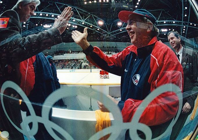 Ivan Hlinka a masér Šašek na střídačce týmu v Naganu 1998