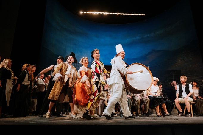 Na snímku z Komediantů jsou Denys Pivnickij jako Canio, Jana Sibera coby Nedda, Petr Nekoranec v roli Peppeho a Daniel Scofield jako Tonio.