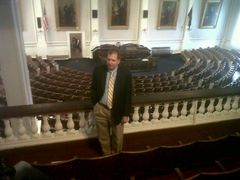 Náměstek ministra vnitra New Hampshire David Scanlan na galerii zasedacího sálu místní Sněmovny reprezentantů, který je vůbec nejstarším v celých Spojených státech