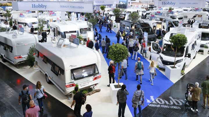Na elektřinu i s garáží pro Bugatti. Obří výstava obytných aut je plná novinek; Zdroj foto: Caravan Salon Düsseldorf