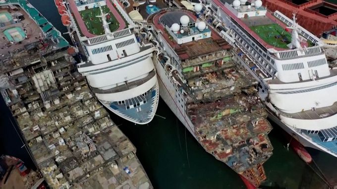 Obří výletní a nákladní lodě z celého světa míří do doků v západotureckém městě Aliaga, kde je rozebírají. V době pandemie je tu nával.