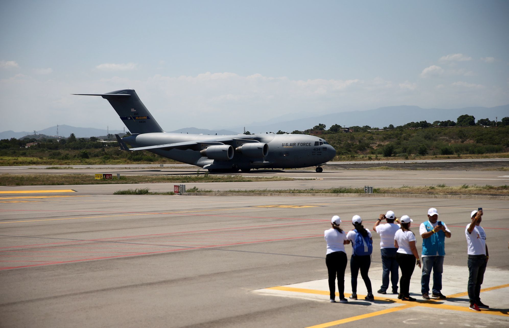 Americký letoun s humanitární pomocí pro Venezuelu přistál v Kolumbii
