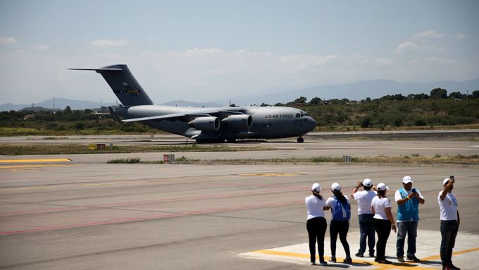 Americký letoun s humanitární pomocí pro Venezuelu přistál v Kolumbii.