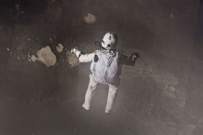 Archivní snímky parašutisty Felixe Baumgartnera, který 14. října 2012 vystoupal do výšky 39 km a pak odtud seskočil.