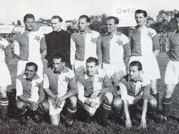 Jiří Hanke (druhý zprava v horní řadě) při rekordním zápase, který Slavia v roce 1948 vyhrála nad Českými Budějovicemi 15:1