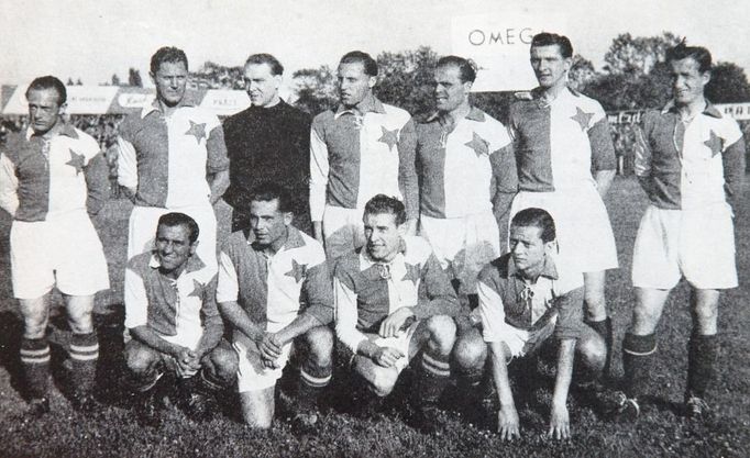 Jiří Hanke (druhý zprava v horní řadě) při rekordním zápase, který Slavia v roce 1948 vyhrála nad Českými Budějovicemi 15:1