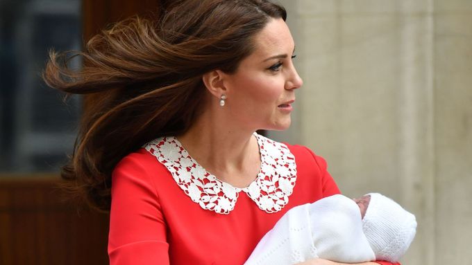 Kate Middletonová sedm hodin po porodu před nemocnicí v Londýně.
