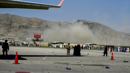 Mohutné exploze v Kábulu: Na místě jsou mrtví. Co bude se zemí dál? Sledujte DVTV
