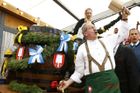 Přesně ve 12:00 narazil mnichovský primátor Christian Ude první festivalový sud.