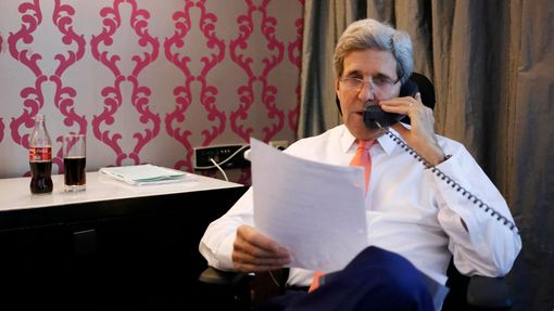 Americký ministr zahraničí John Kerry hovoří po telefonu s izraelským premiérem Benjaminem Netanjahuem ze svého hotelu v Káhiře.