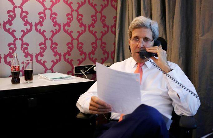 Americký ministr zahraničí John Kerry hovoří po telefonu s izraelským premiérem Benjaminem Netanjahuem ze svého hotelu v Káhiře.