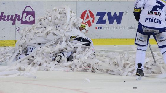 Prohlédněte si galerii z rozhodující zápasu čtvrtfinálové série play off, který rozhodl postupu hráčů Komety Brno na úkor obhájců titulů ze Zlína.