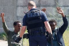 Francie zatkla v Calais 44 migrantů. Pronikli na trajekt a chtěli do Británie