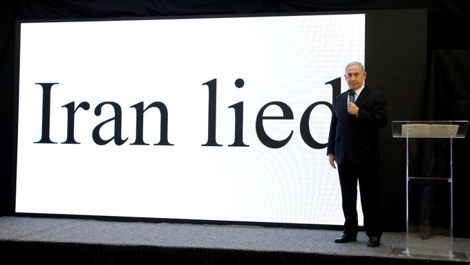 Izraelský premiér Benjamin Netanjahu na tiskové konferenci o íránském jaderném programu.