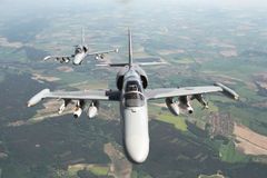 Český letoun se při cvičení NATO srazil se supem. Pilot se chtěl katapultovat, nakonec přistál