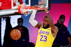Lakers na úvod semifinále NBA přehráli Denver. Jamese motivovala i prohra v anketě